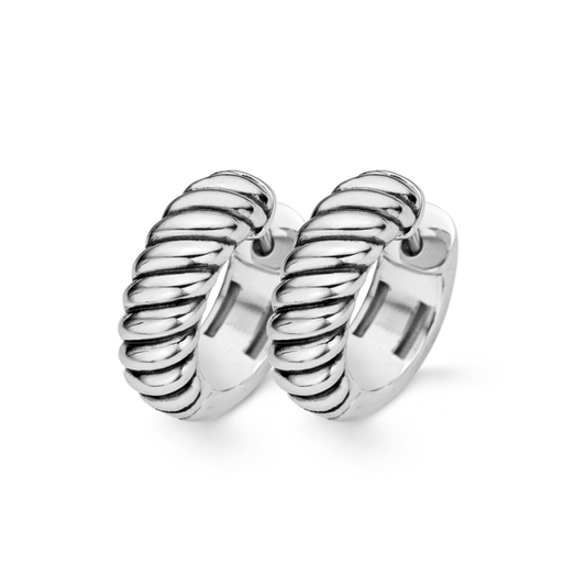 Boucles d'oreilles en argent rhodié travaillées finement pour s'accorder à toutes vos tenues !
<br>diamètre 18mm