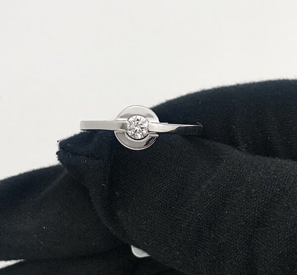 Bague Clozeau solitaire en or gris et diamant