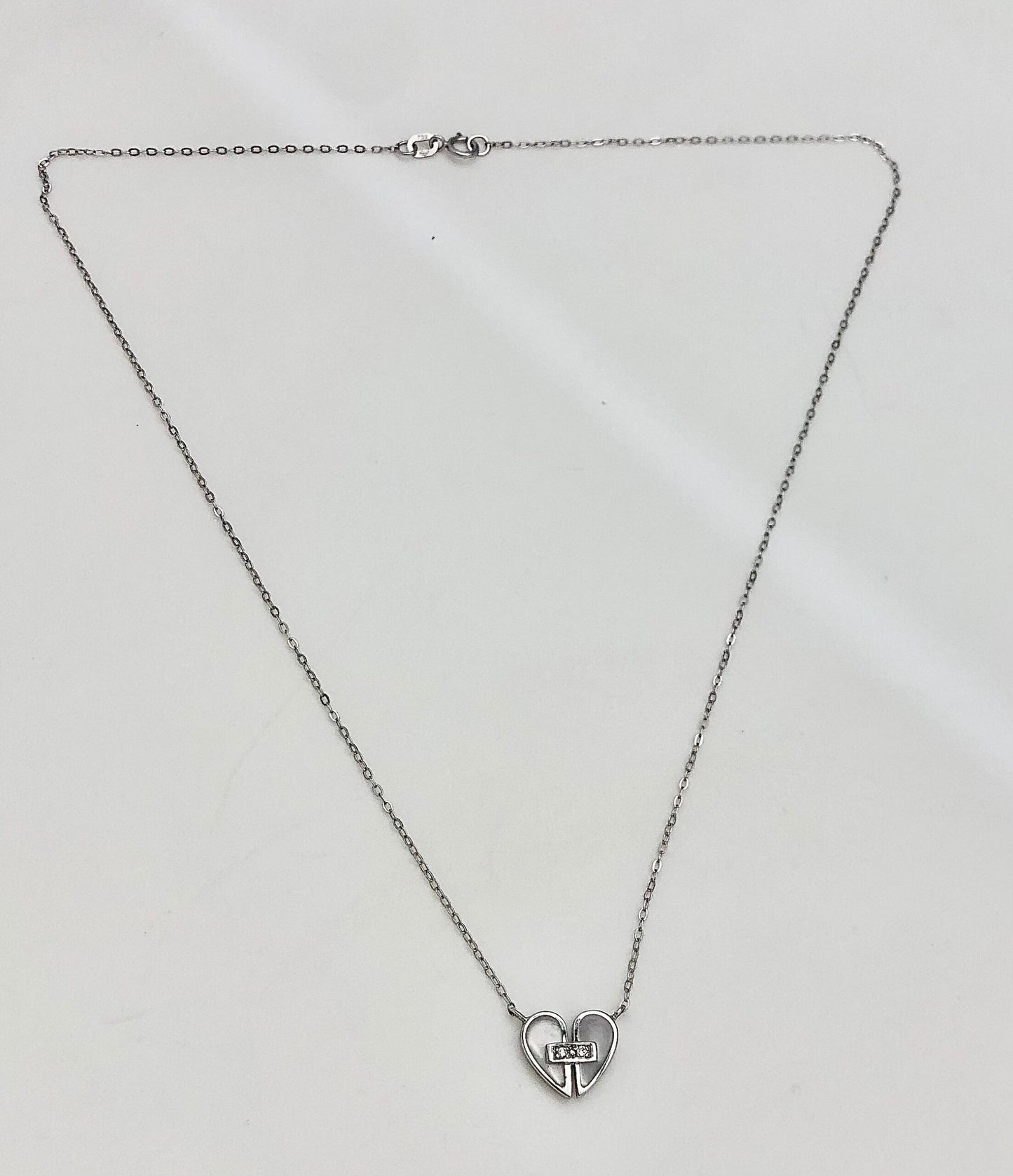 Collier Clozeau or gris, diamants et pierre blanche