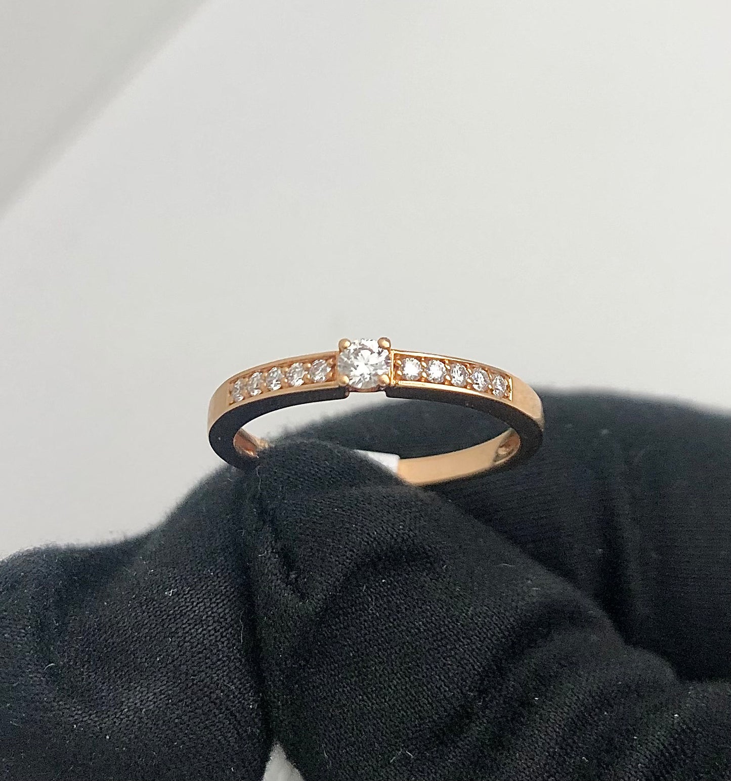 Bague solitaire accompagné en or rose et diamants