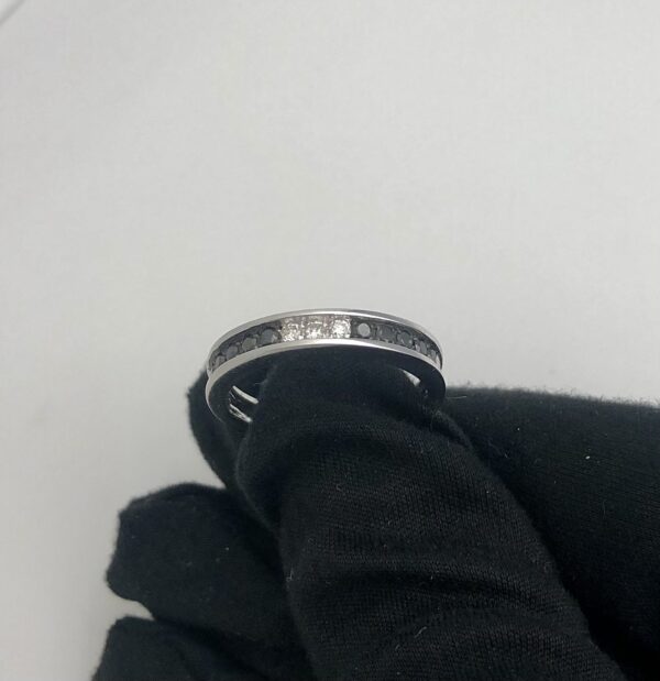 Bague en or gris , diamants blancs et noirs