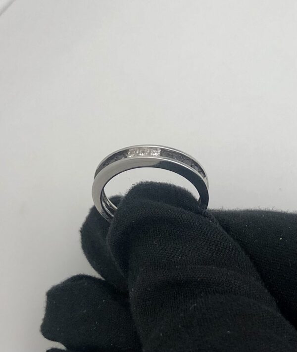 Bague en or gris , diamants blancs et noirs