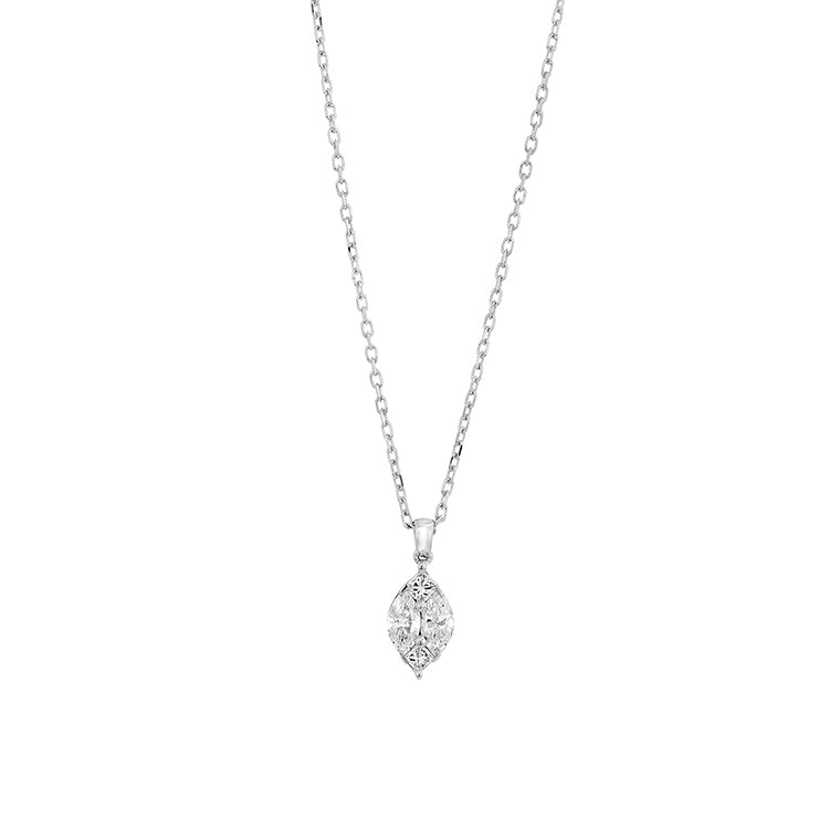 Collier en or 18 carats serti de 4 diamants formant une magnifique navette.