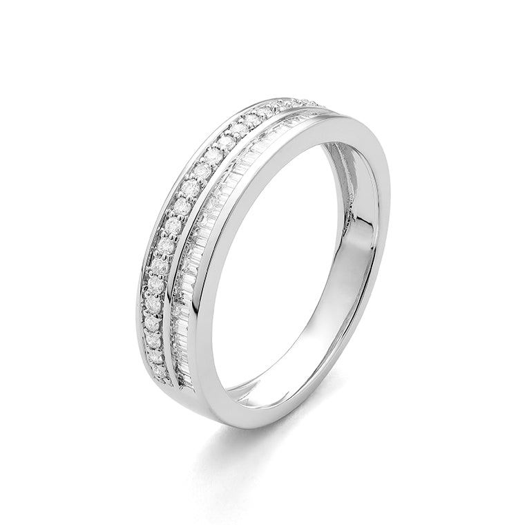 Bague en or blanc 18 carats sertie de 46 diamants