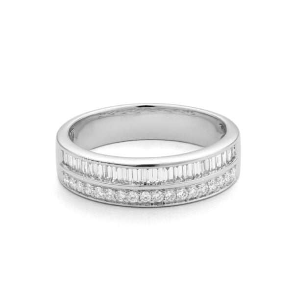 Bague en or blanc 18 carats sertie de 46 diamants