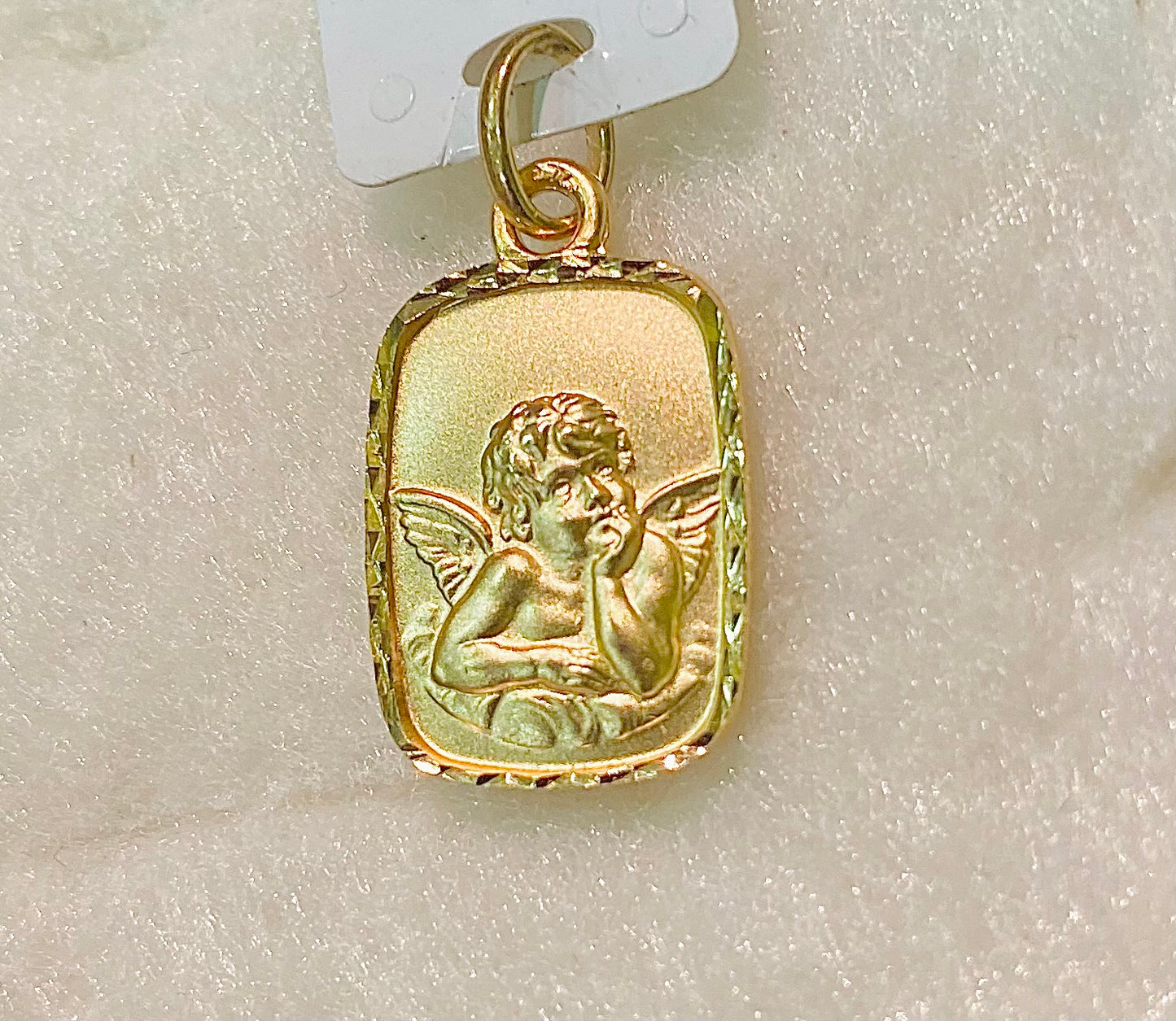 Médaille ange en or jaune plaque ciselée