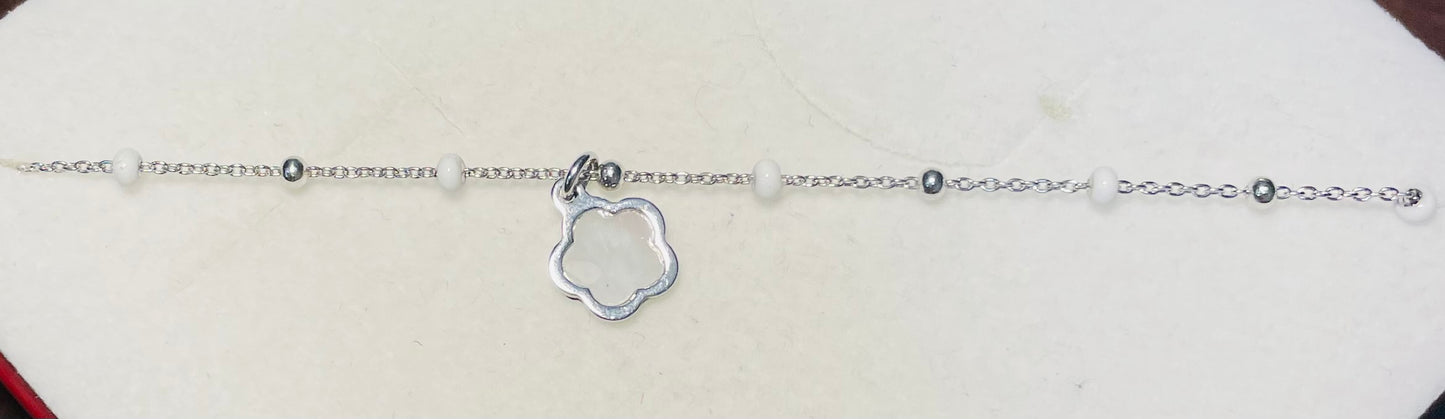 Bracelet en argent avec pampille fleur nacrée