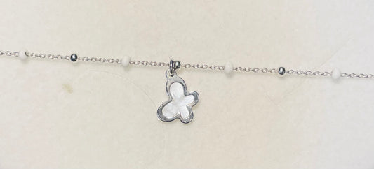 Bracelet en argent avec pampille papillon nacrée