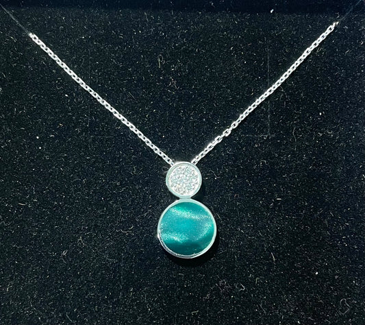 Collier Clozeau or blanc serti d'une résine verte et diamants