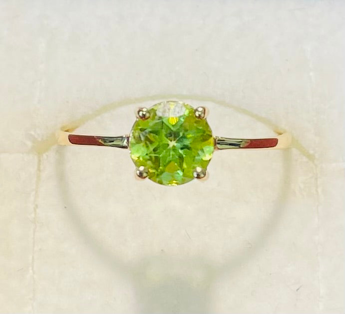 Bague en or jaune 18 carats sertie d'un péridot