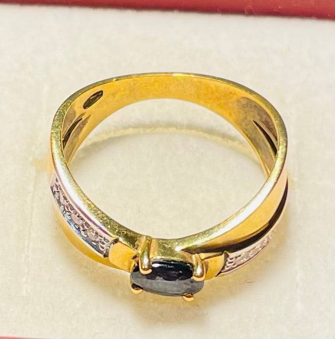 Bague en or jaune et blanc 18 carats sertie d'un saphir et de diamants