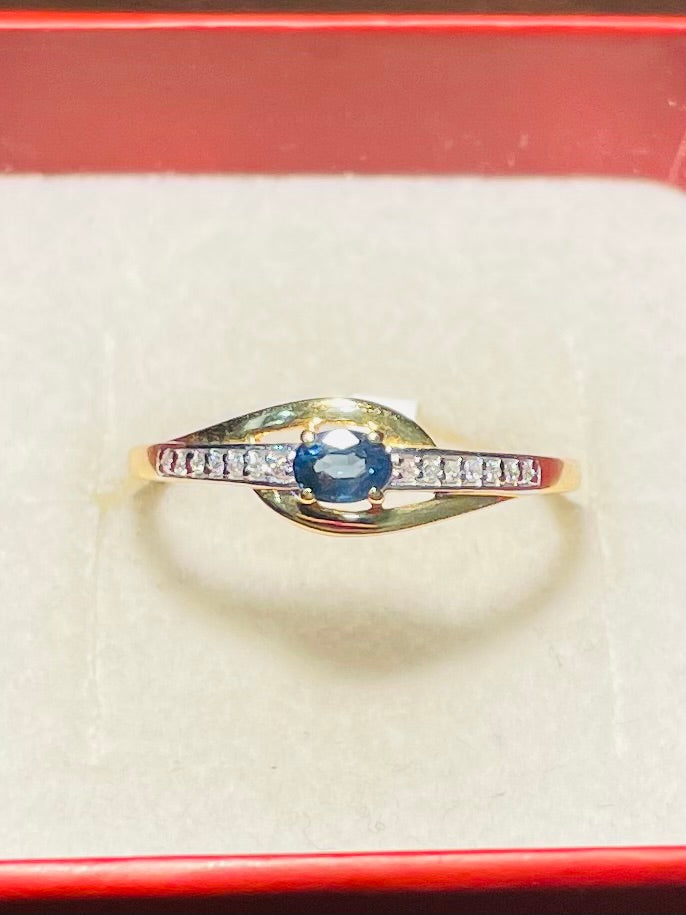 Bague en or 18 carats sertie d'un saphir et de diamants