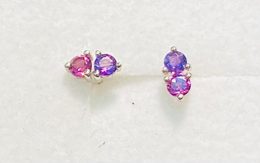 Boucles d'oreilles en or blanc serties d'améthystes et de rhodolites