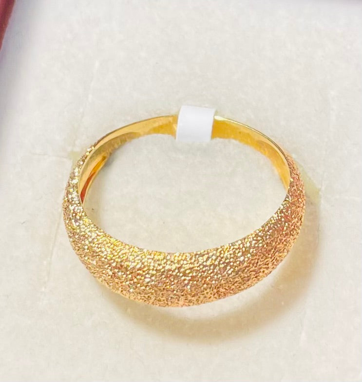 Bague en or jaune 18 carats - Le raffinement du ciselé velours Clozeau