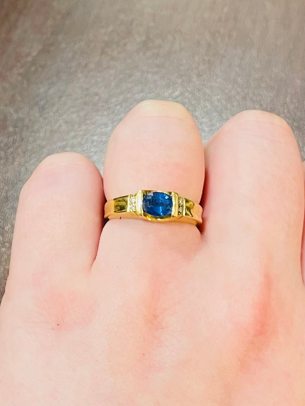 Bague en Or Jaune 18 Carats avec Saphir Ovale et Diamants