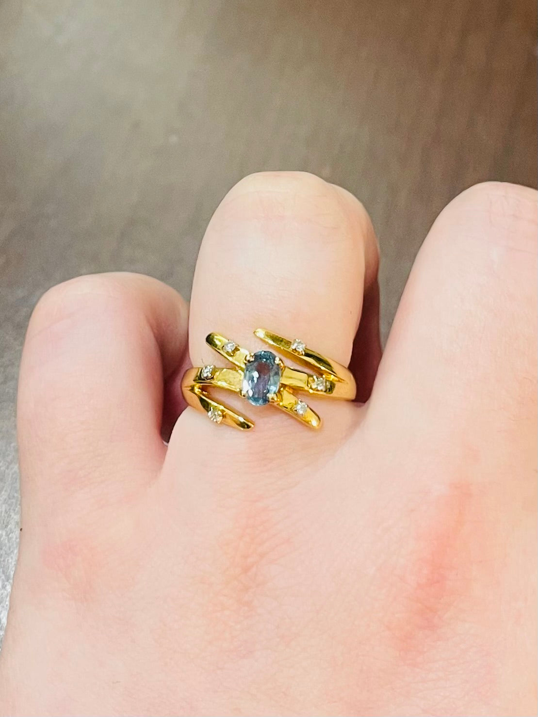 Bague en Or Jaune 18 Carats avec Saphir Bleu Clair et Diamants