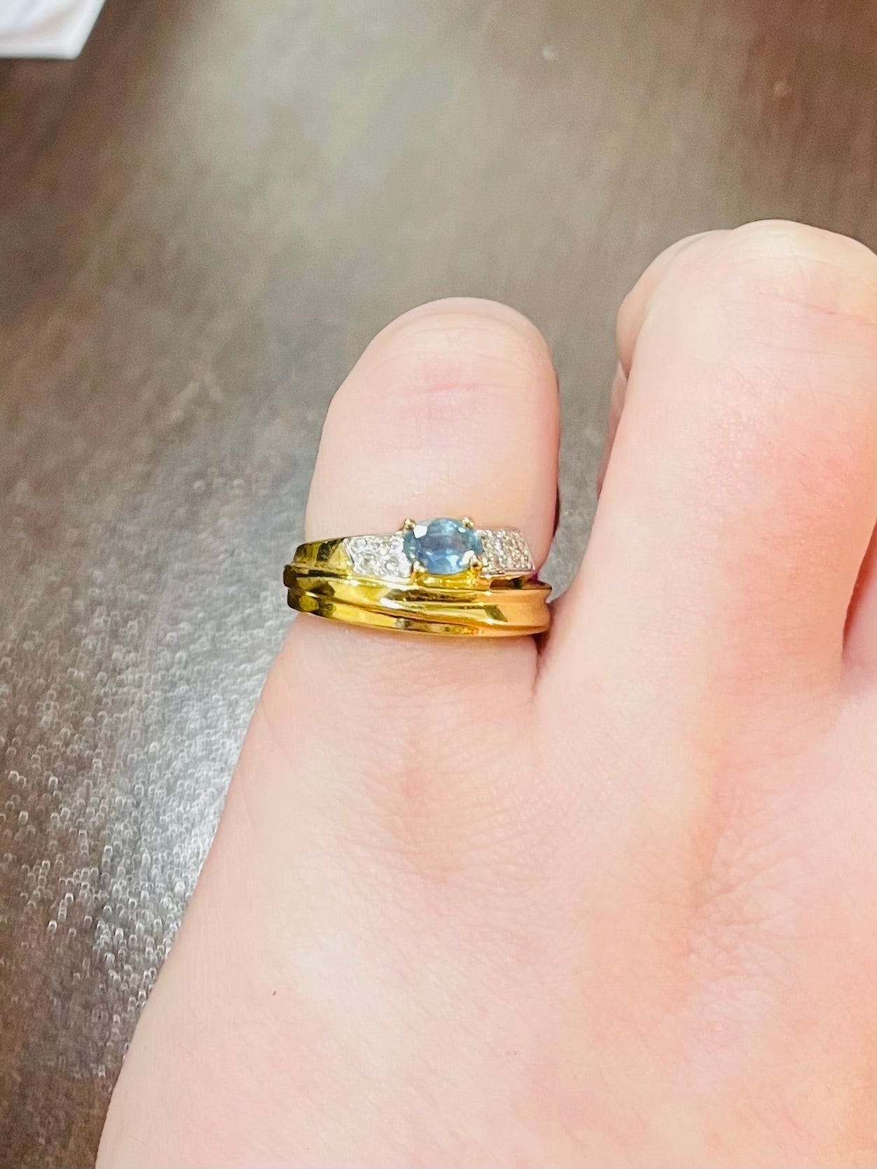 Bague en Or Jaune 18 Carats avec Saphir Bleu Clair et Diamants