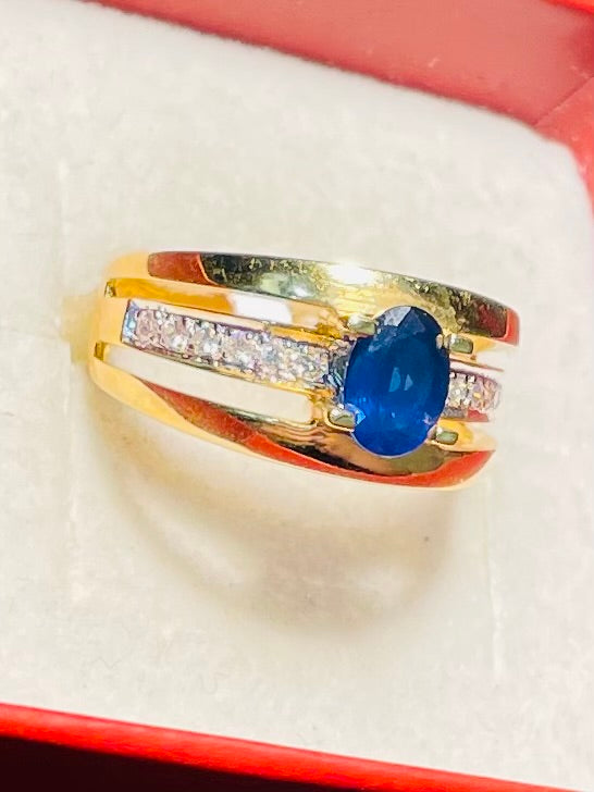 Une bague en or jaune 18 carats sertie d'un saphir et de diamants