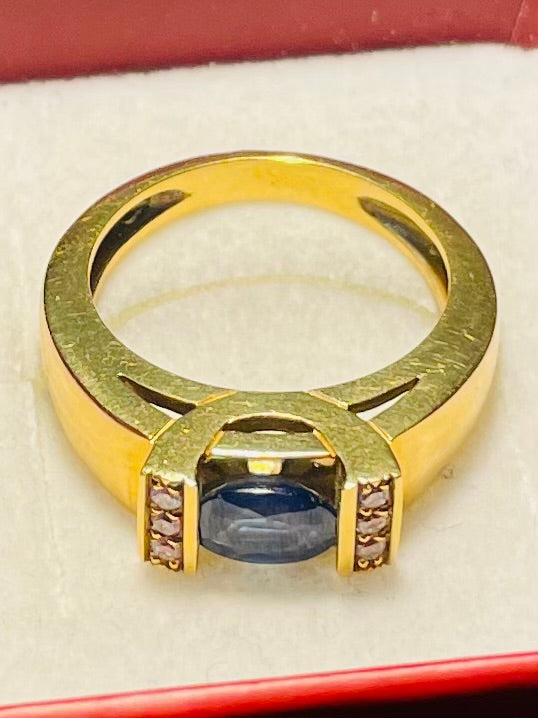 Bague en or jaune 18 carats sertie d'un saphir et de diamants