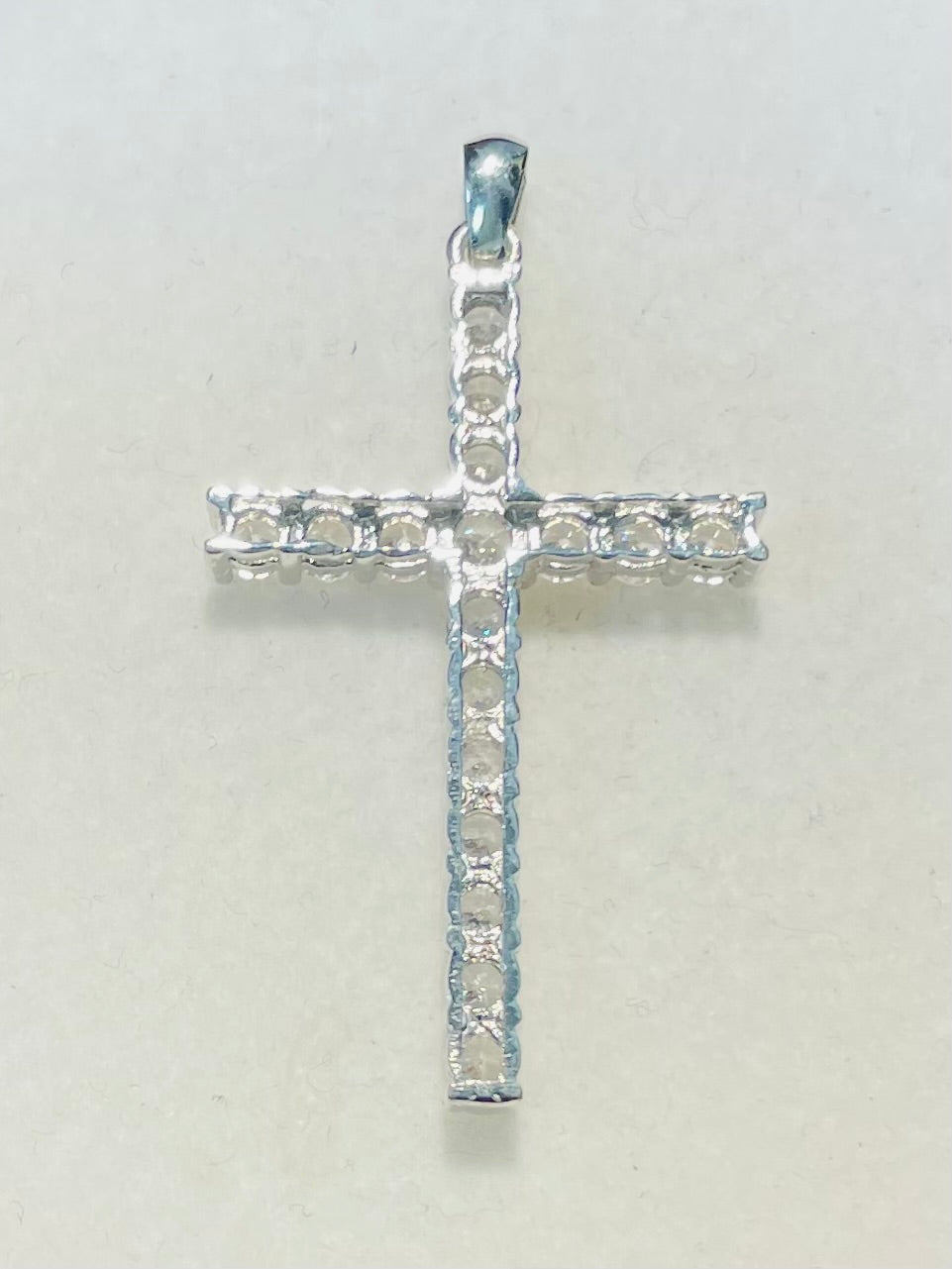 Croix en or blanc sertie d'oz