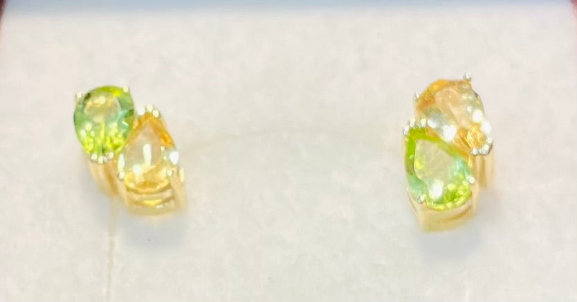 Boucles d'oreilles en or jaune 18 carats serties d'un péridot et d'une citrine