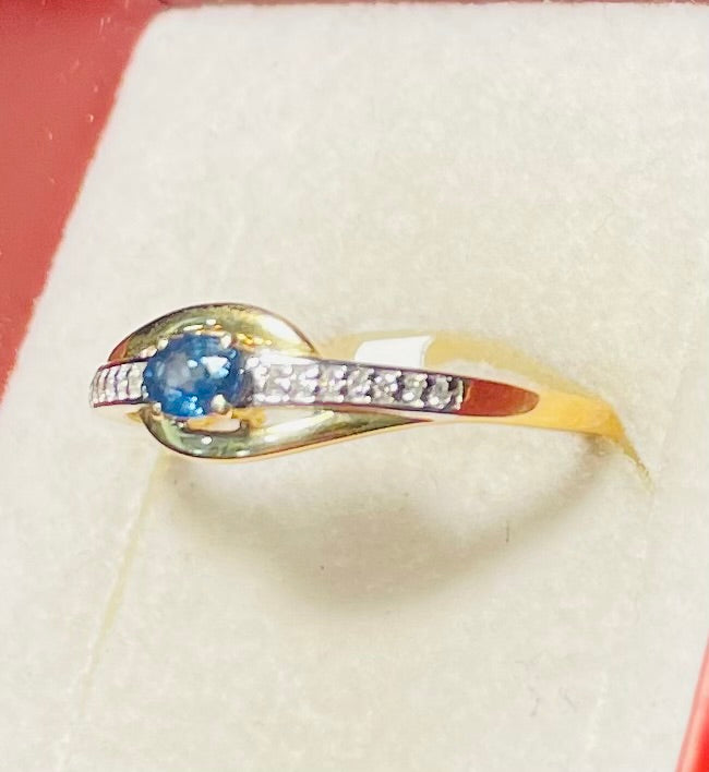 Bague en or 18 carats sertie d'un saphir et de diamants