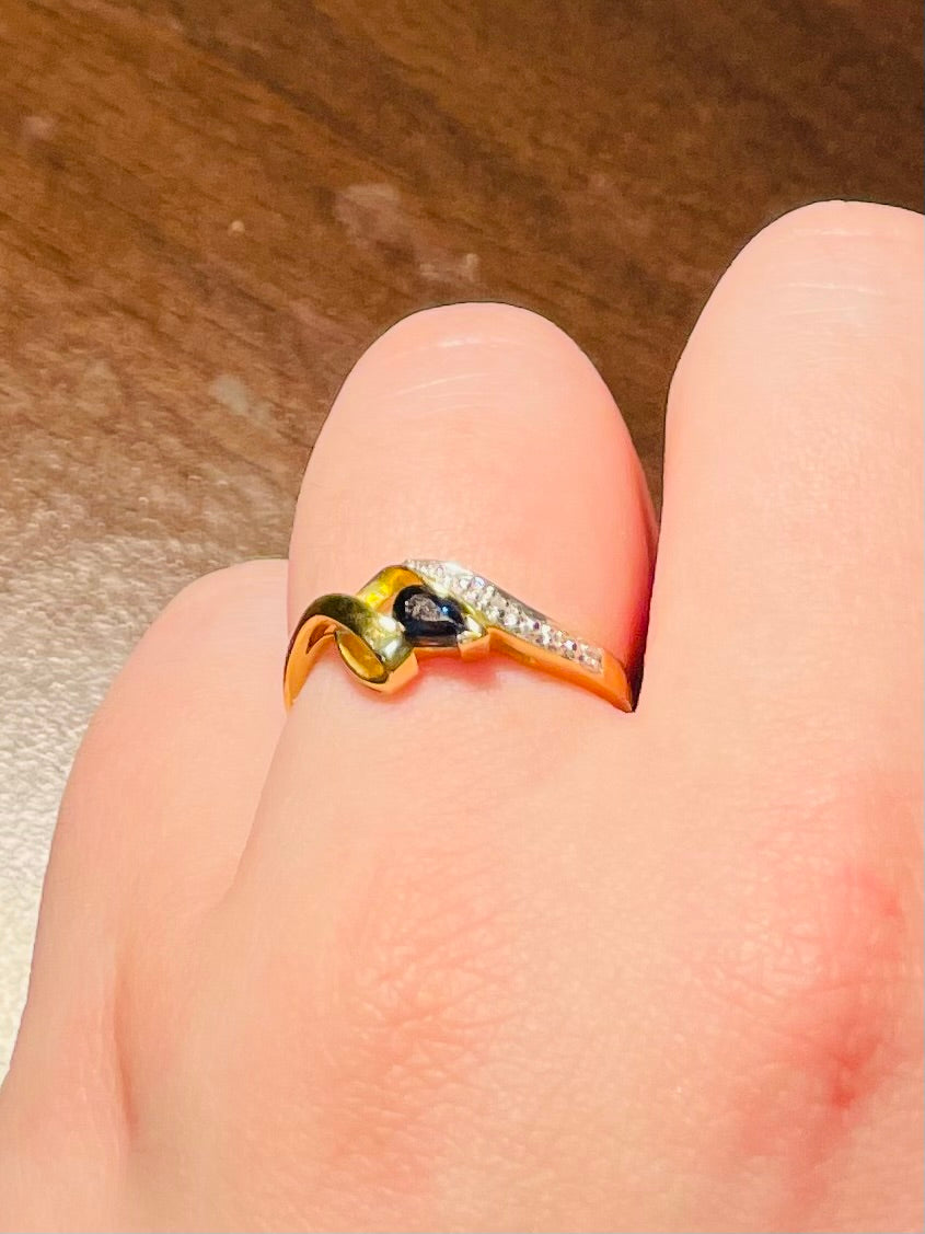 Bague en or jaune 18 carats sertie d'un saphir et de diamants