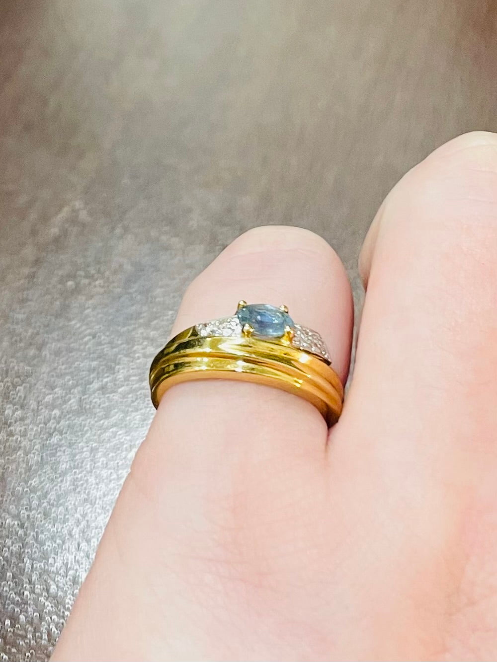 Bague en Or Jaune 18 Carats avec Saphir Bleu Clair et Diamants