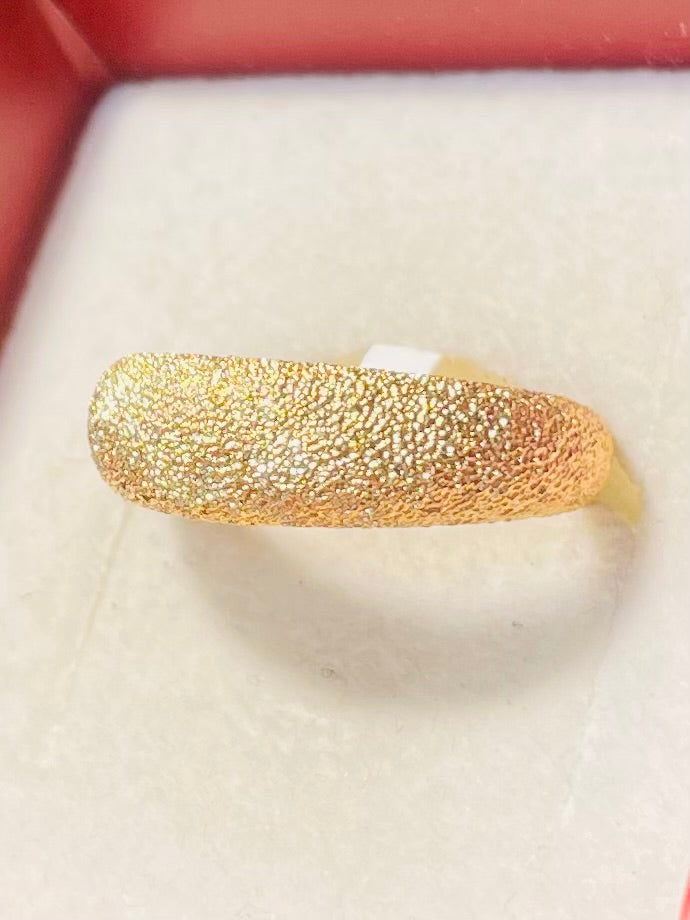 Bague en or jaune 18 carats - Le raffinement du ciselé velours Clozeau