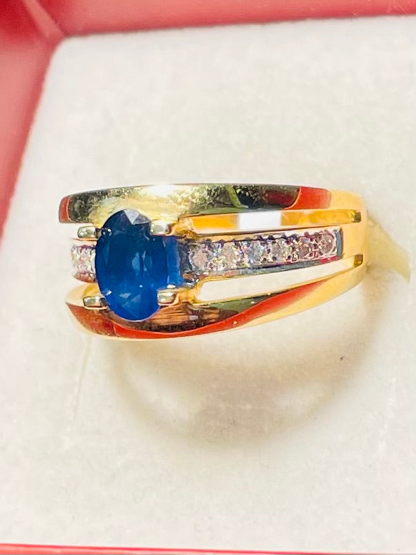 Une bague en or jaune 18 carats sertie d'un saphir et de diamants