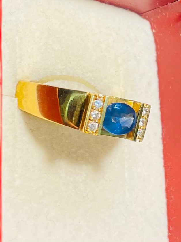 Bague en or jaune 18 carats sertie d'un saphir et de diamants