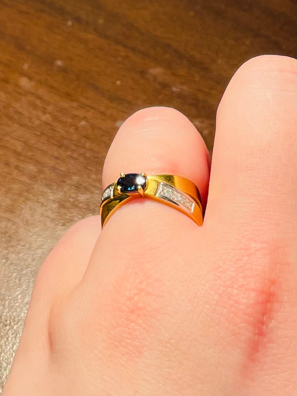 Bague en or jaune et blanc 18 carats sertie d'un saphir et de diamants