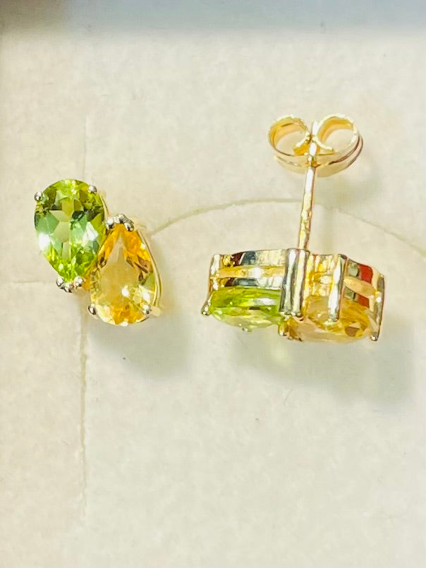 Boucles d'oreilles en or jaune 18 carats serties d'un péridot et d'une citrine