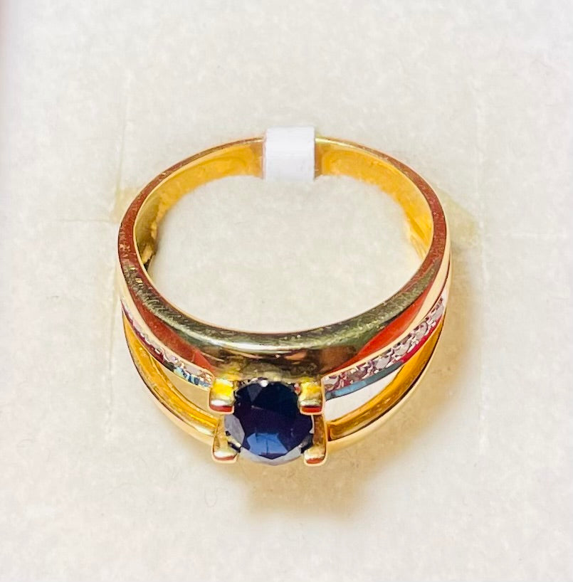 Une bague en or jaune 18 carats sertie d'un saphir et de diamants